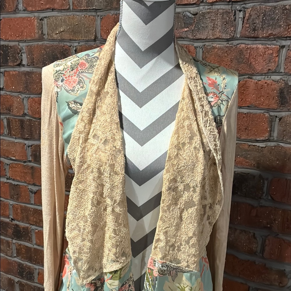Gimmicks Floral Lace Waterfall Cardigan. Size Medium. - Picture 2 of 10